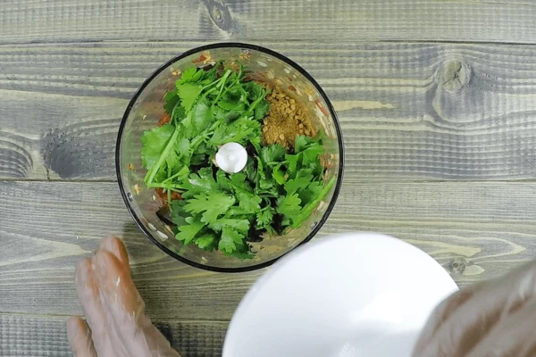 Затем добавить кинзу и специи, еще раз хорошо перемолоть в блендере.