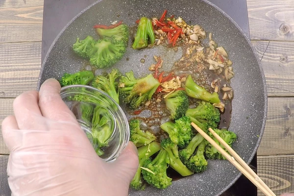 Брокколи немного обжарить, добавить соевый соус, мед, имбирь, чили перец, чеснок. Влить рисовый уксус, перемешать.