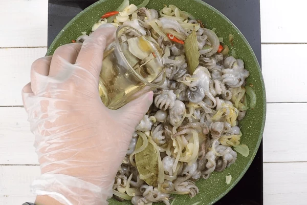  Влить белое вино и прогреть, чтобы алкоголь выпарился. Посолить по вкусу, снять с огня. В общей сложности наши осьминожки готовились около 10 минут.