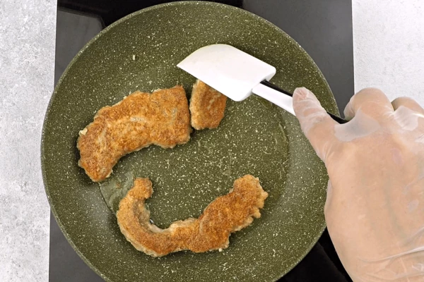Если попалась икра, также обвалять ее в панировке и обжарить.