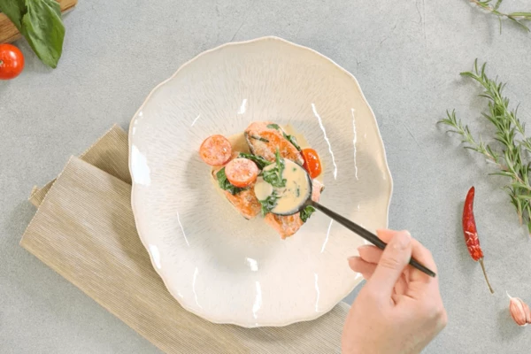 На тарелку для подачи выложить нерку, полить соусом.
Оформить веточкой розмарина. Приятного аппетита!
