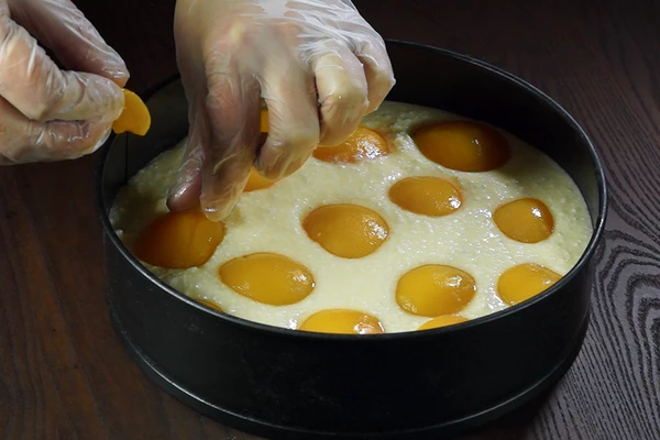  Выложить дольки персиков.