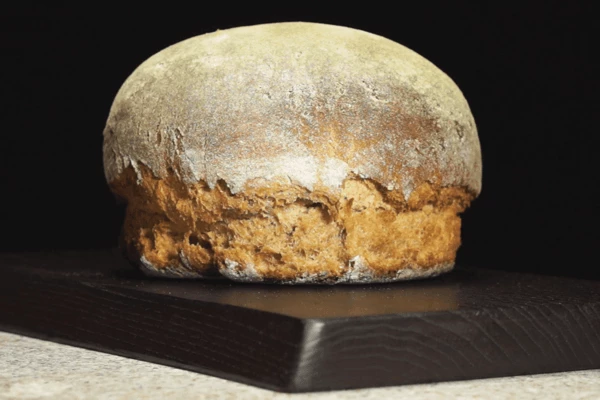 Духовку разогреть до 230С, выложить хлеб на застеленный пергаментом противень, выпекать 25-30 минут. Готовность проверить деревянной шпажкой. Достать хлеб из духовки, накрыть полотенцем и остудить.