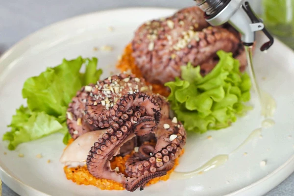 Посыпать измельченным фундуком. Полить оливковым маслом. Приятного аппетита!
