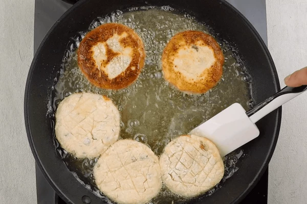 Сырники обжарить на растительном масле с 2-х сторон до румяной корочки. Готовые сырники выложить на бумажное полотенце, чтобы стек лишний жир.