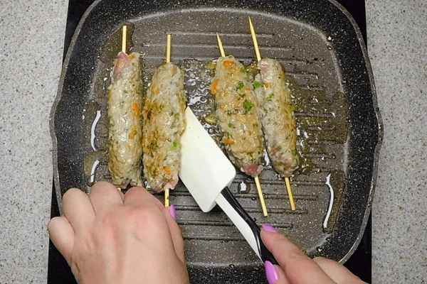 Обжарить на хорошо разогретой сковороде с растительным маслом. Если фарш достаточно жирный, то сбрызгивать сковороду растительным маслом не нужно. Готовить примерно 15 минут, до готовности.