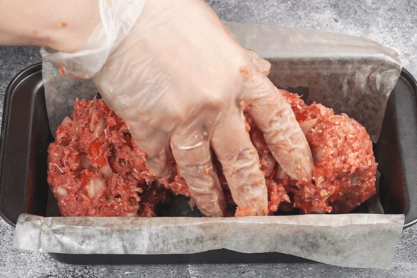  Выложить получившийся фарш в форму для запекания, плотно придавив руками. 