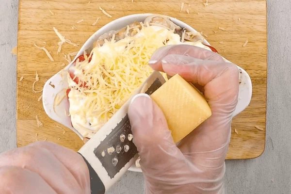 За 5 минут до конца готовности посыпать сверху тертым сыром