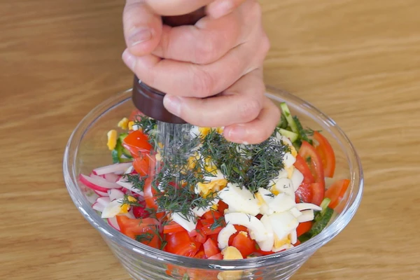 Добавить мелко нарезанный укроп. Посолить, поперчить.