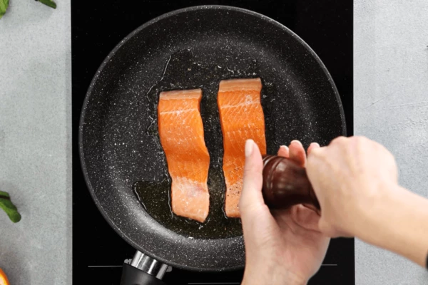 Обжарить на сковороде с оливковым маслом, посолить и поперчить.
