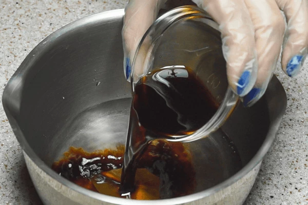 Смешать воду, уксус рисовый и томатную пасту.