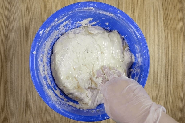 Смазать растительным маслом и еще раз хорошо вымесить. 