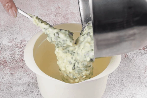 Переложить сырную массу в форму.