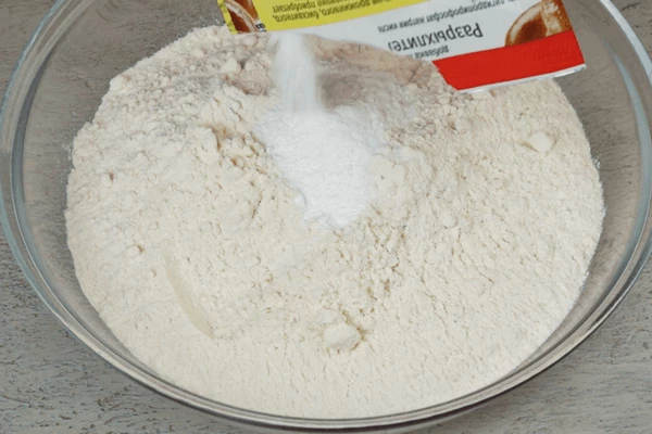 Всыпать муку с разрыхлителем.
