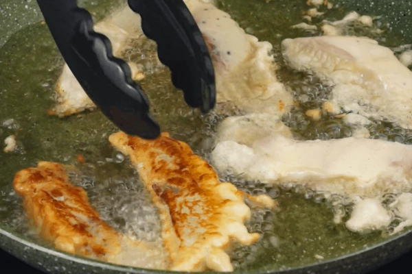 Обжарить на хорошо разогретой с растительным маслом сковороде до румяной корочки. Переложить готовую рыбу на бумажное полотенце, чтобы удалить излишки масла.