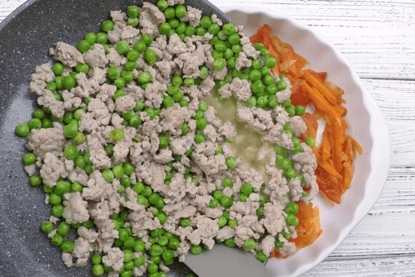 Переложить в форму на овощи. 