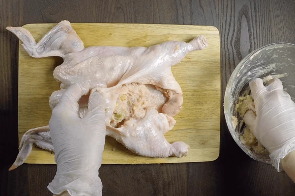 Куриную кожу разложить на доске, зашить нитками горловину. Заполнить нашу «тушку» фаршем, зашить нижнюю часть (если фарша недостаточно, то можно добавить отдельно фарш из куриной грудки).