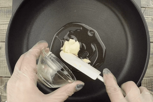 Разогреть сковороду с небольшим количеством растительного и сливочного масла.