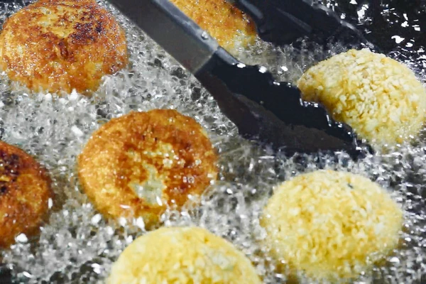 Обжарить в большом количестве хорошо разогретого масла до золотистого цвета.