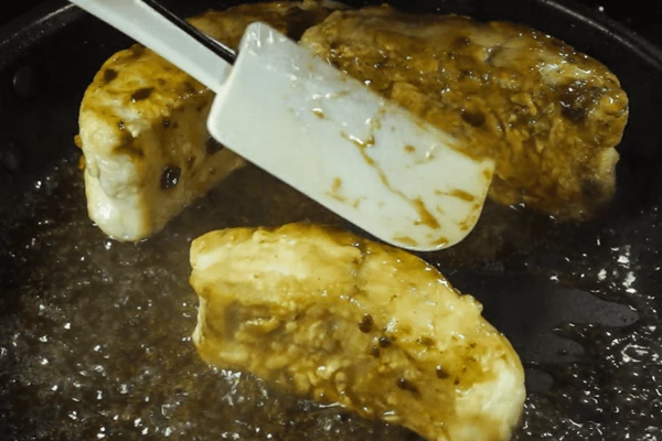 Обжарить в соусе еще 2-3 минуты.