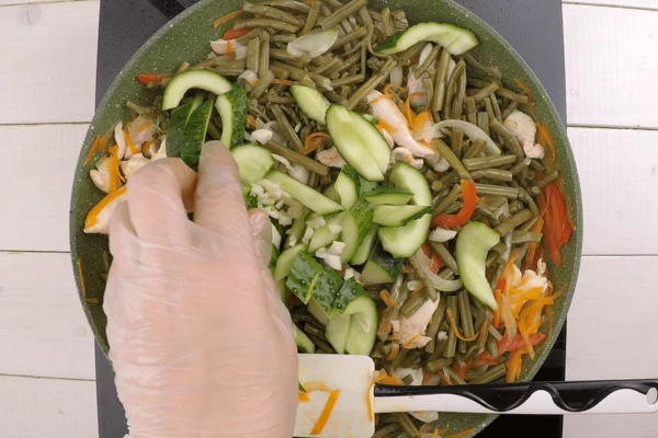 Добавить папоротник, огурцы и чеснок, обжарить еще 4-5 минут. Влить соевый соус по вкусу (если папоротник соленый, то можно соевый соус не добавлять). Выпарить 3-4 минуты.