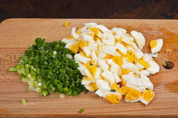 Лук и  4 вареных яйца порубить не слишком мелко.