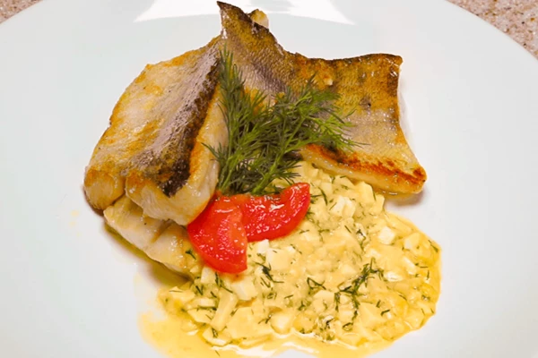 Готовое филе можно подать полив соусом и украсив свежими овощами. 