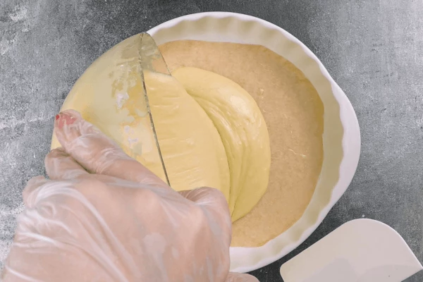  Перелить тесто в форму для запекания (у нас диаметр 24 см, высота 4 см), чтобы проще было вынимать, на дно формы постелить пергамент. 