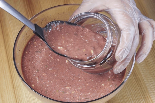 Разлить получившуюся смесь по стеклянным баночкам на 2/3