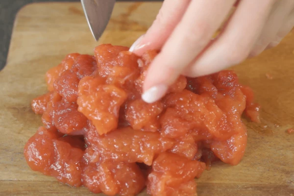 Икру разморозить, нарезать кусочками.