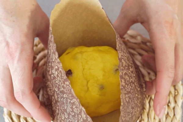 Разложить по формочкам и поставить на расстойку.