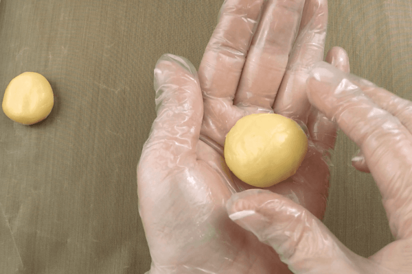 На противень, застеленный пергаментом, выложить «шарики» на расстоянии 1,5-2 см друг от друга, слегка придавив пальцем. 