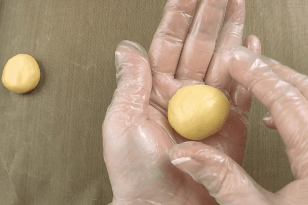 На противень, застеленный пергаментом, выложить «шарики» на расстоянии 1,5-2 см друг от друга, слегка придавив пальцем. 