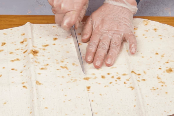 Если листы лаваша большие, то разрезать пополам.