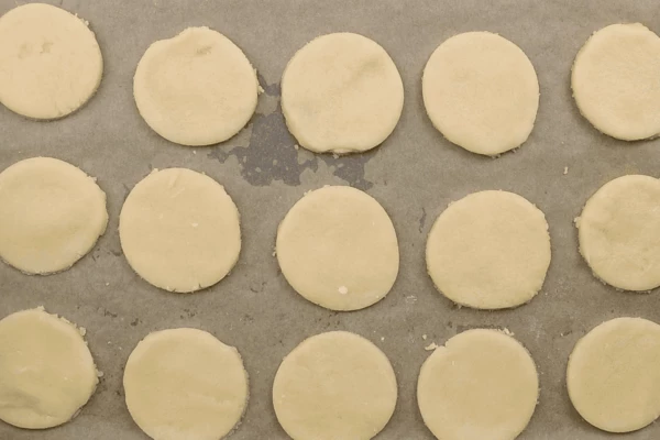 Выложить на пергамент и поставить в разогретую до 180С духовку на 10-15 минут, выпекать до румяного цвета. Смотрите по плотность теста, так как оно достаточно растекается при приготовлении.