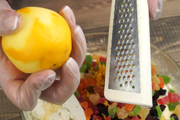 Натереть на крупной терке цедру одного лимона (без белой части).