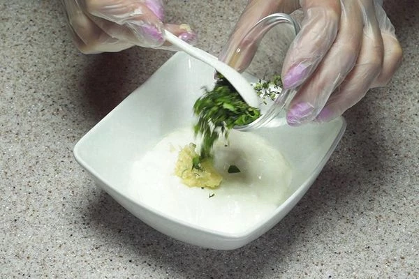 Для соуса: смешать холодный мацун, порезанную зелень и натертый чеснок. 