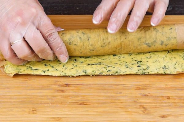  Получившийся бисквит свернуть в рулет и охладить до комнатной температуры.
