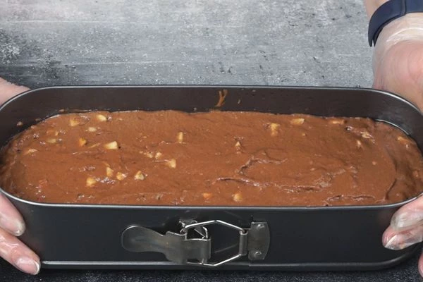 Тесто выложить в форму, выпекать в разогретой до 180С духовке примерно 1 час. Готовность проверить деревянной шпажкой. 