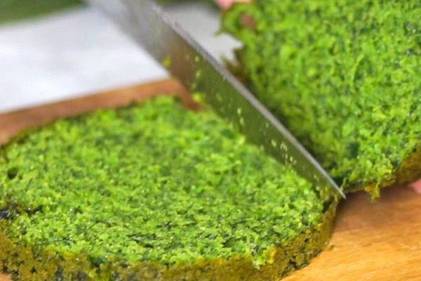 Готовый корж выложить на доску, разрезать пополам.