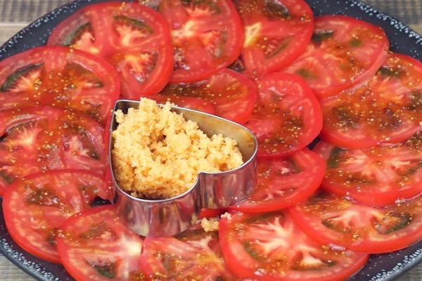 Через форму выложить кускус.