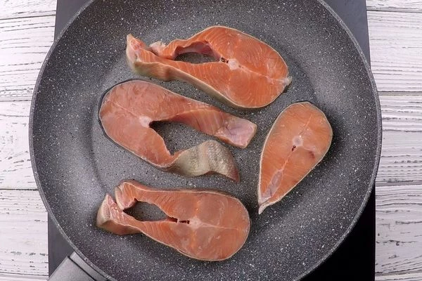 На сухой сковороде обжарить стейки с двух сторон до румяной корочки примерно по 1,5-2 минуты с каждой стороны. 