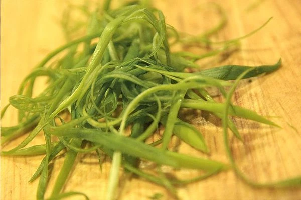 Варим уксус для суши: в кастрюльке на слабом огне смешиваем рисовый уксус, соль и сахар. Варим, пока не растворится полностью соль и сахар. Добавляем в сваренный рис равномерно. Периодически перемешиваем, пока рис остывает.