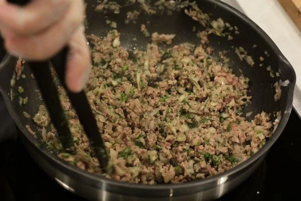 Приготовить начинку: слегка обжарить лук с фаршем. Остудить.