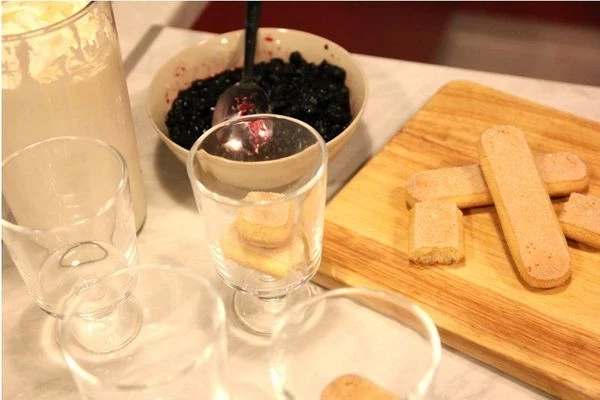 Ягоды разморозьте, слейте лишний сок (его, кстати, можно использовать для создания желе) и немного засыпьте сахаром. Если ягоды сладкие: клубника или земляника, то сахар не потребуется на этом этапе. Для смородины или черники напротив он нужен обязательно.