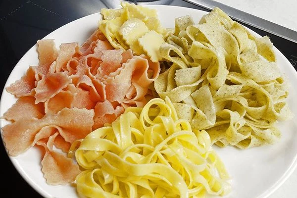 Пасту отварить в кипящей подсоленной воде  в соотношении 1:100. Желудки разморозить естественным способом на нижней полке холодильника. Промыть, зачистить от пленок (если есть). Отварить до готовности.