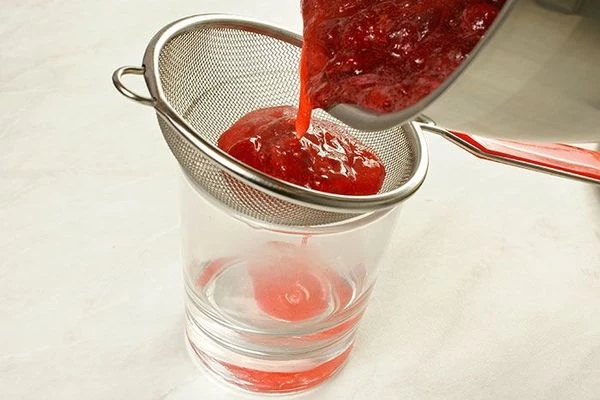 Протереть через сито или пробить блендером до однородной консистенции.