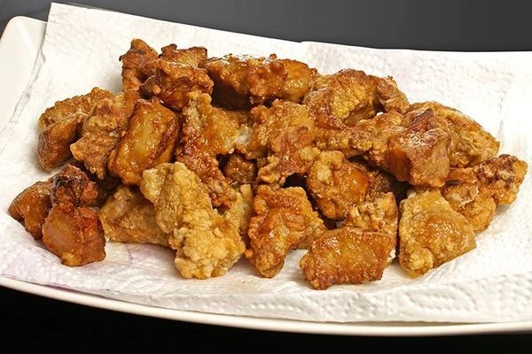 Переложить на бумажное полотенце, чтобы стекли излишки масла.