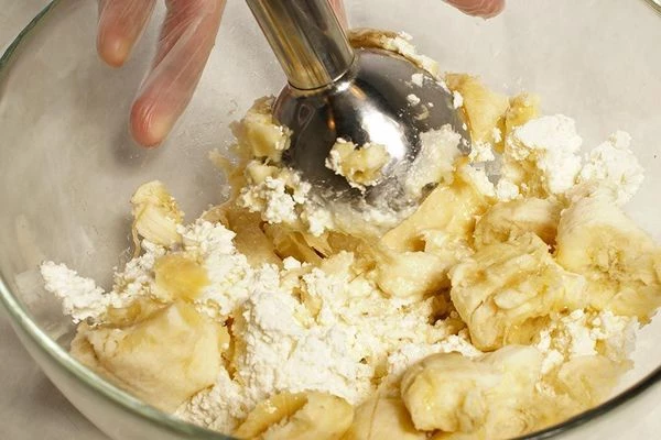 Смешать в глубокой миске творог и порезанный небольшими кусочками банан. Измельчить блендером.