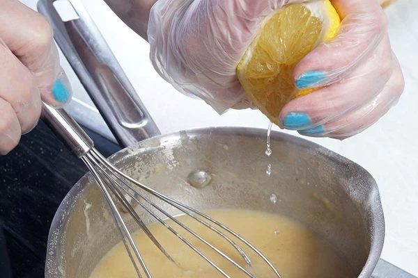 Посолить, поперчить по вкусу, заправить лимонным соком.